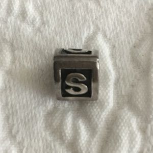 Pandora charm initial S 923